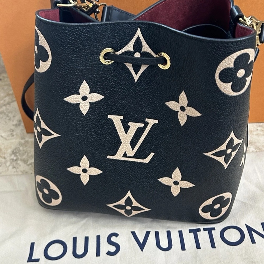 Louis Vuitton Black Bucket Shoulder Bag with Ivory Monogram - Picture 9 of 12